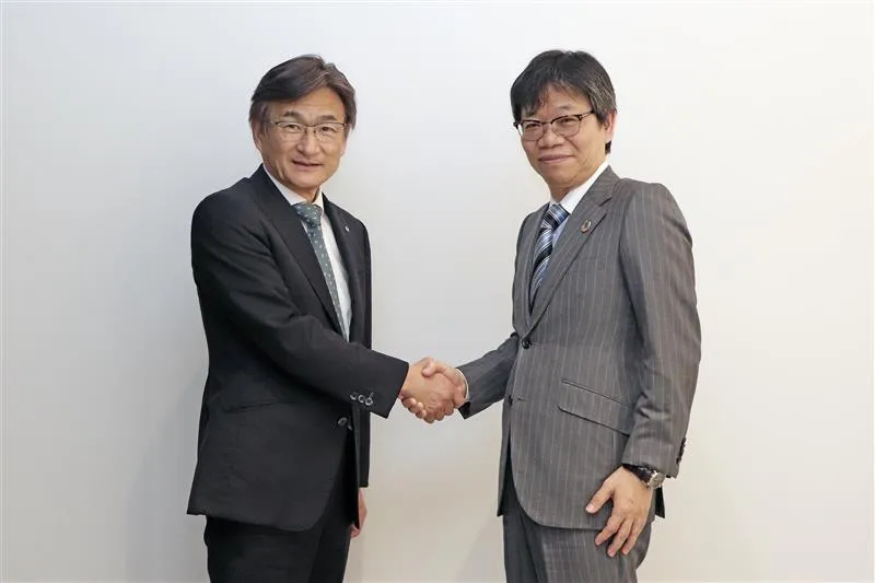 Mazda CTO Ichiro Hirose (left) and Rohm board member Katsumi Azuma